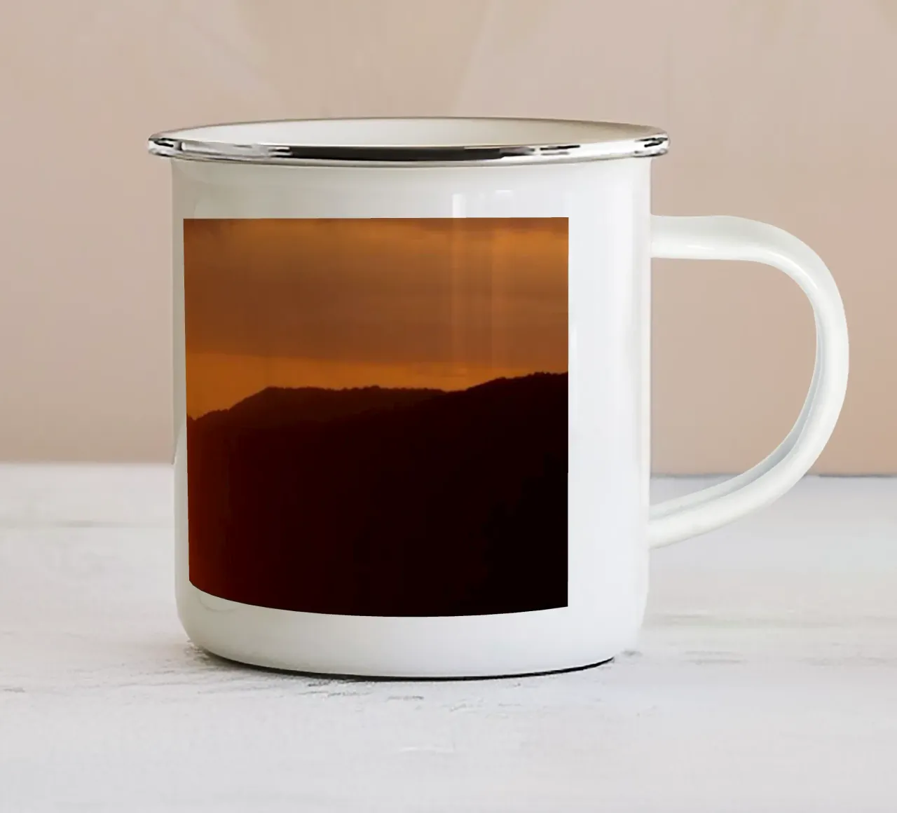 Splendida alba che proietta una luce calda sulle colline tazza in smalto da DesignDoodle