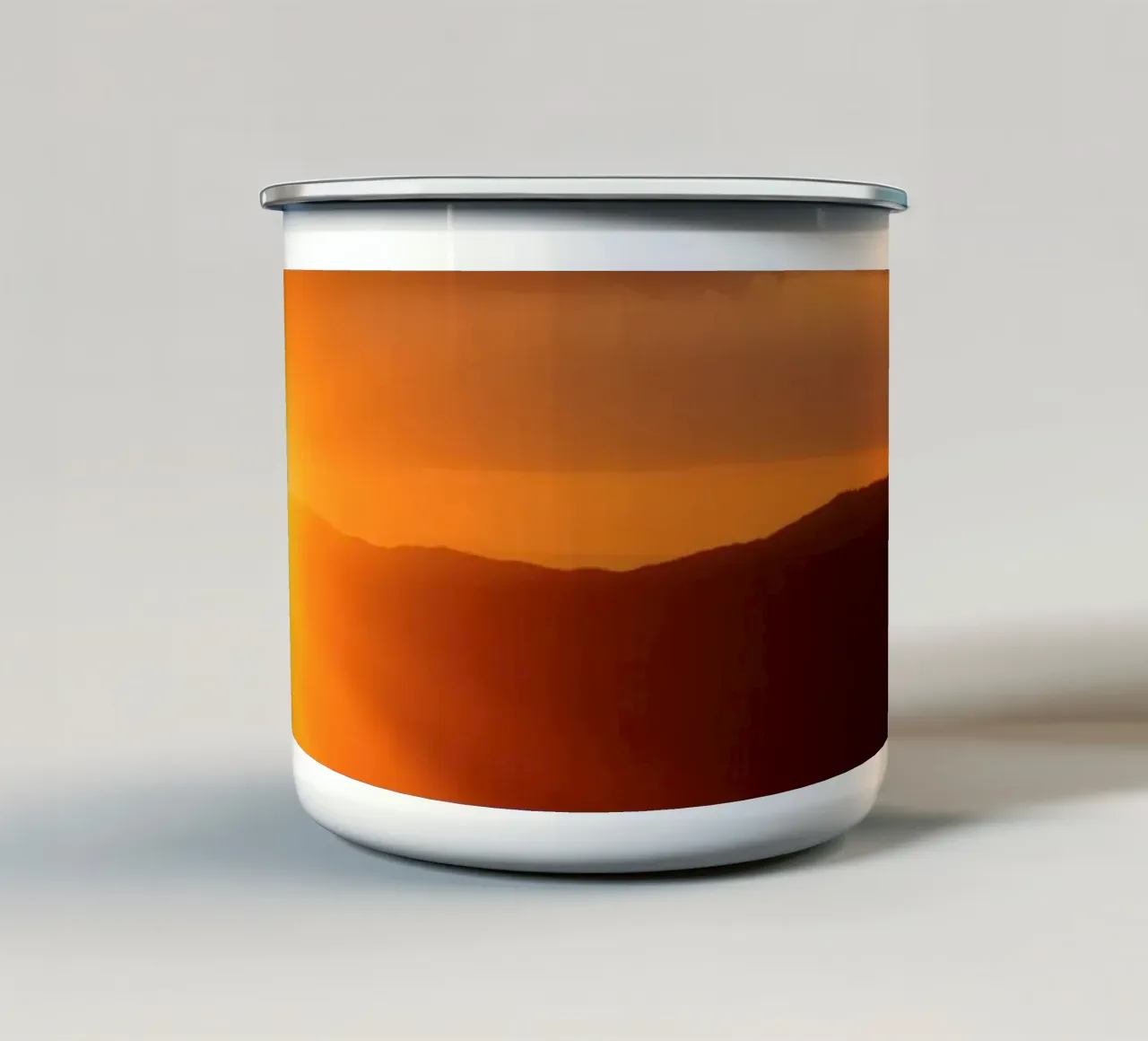 Splendida alba che proietta una luce calda sulle colline tazza in smalto da DesignDoodle