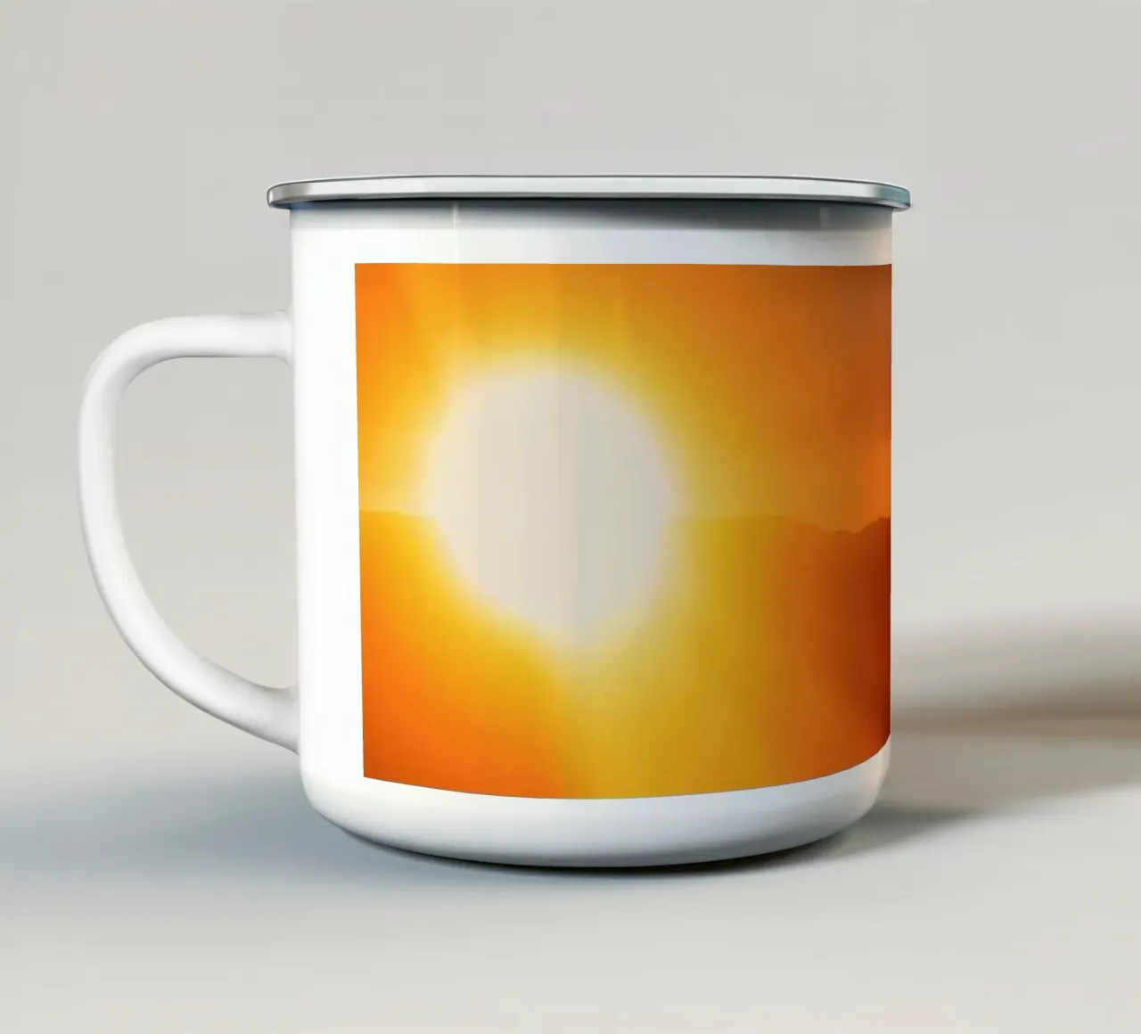 Splendida alba che proietta una luce calda sulle colline tazza in smalto da DesignDoodle