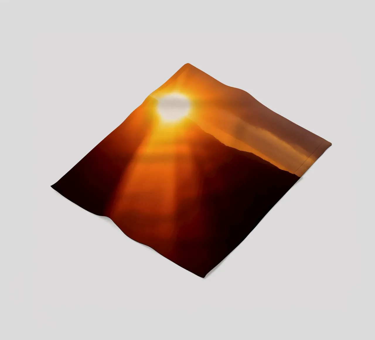 Splendida alba che proietta una luce calda sulle colline coperta in pile da DesignDoodle