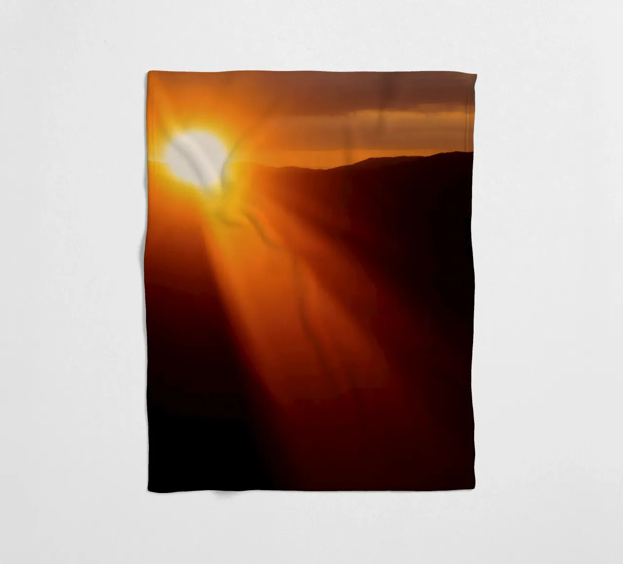 Splendida alba che proietta una luce calda sulle colline coperta in pile da DesignDoodle