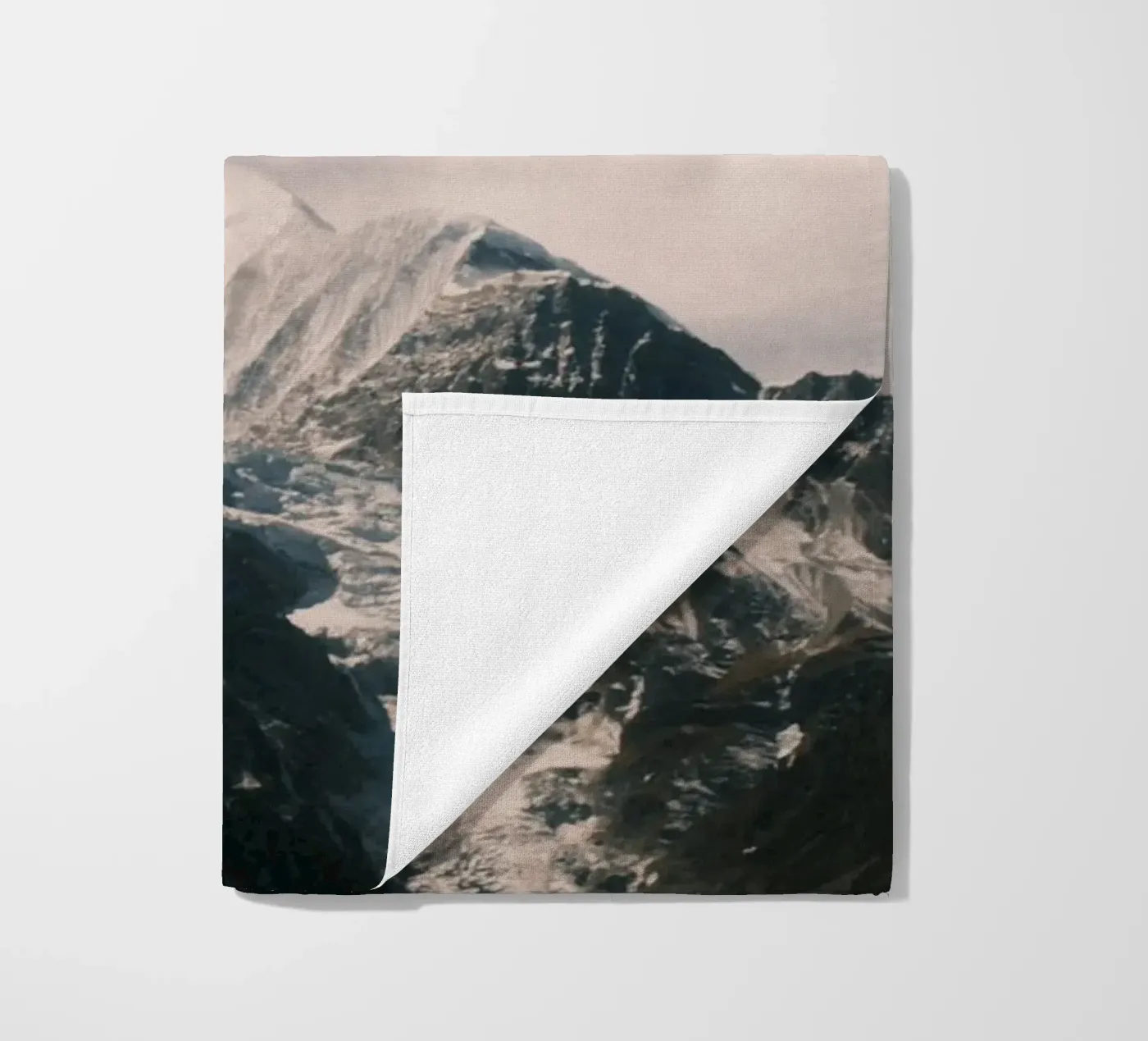 Summit Prayer Strandtuch von FujiPrints