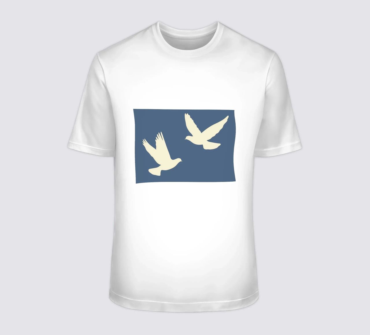 Minimal Zwei weiße Tauben im Flug T-Shirt von Karraker