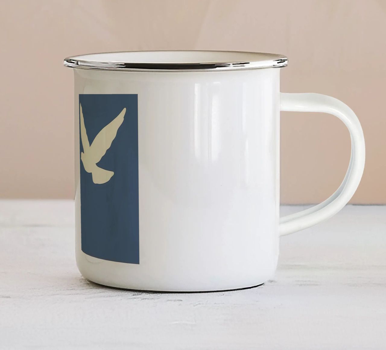 Minimal Zwei weiße Tauben im Flug Emaille Tasse von Karraker