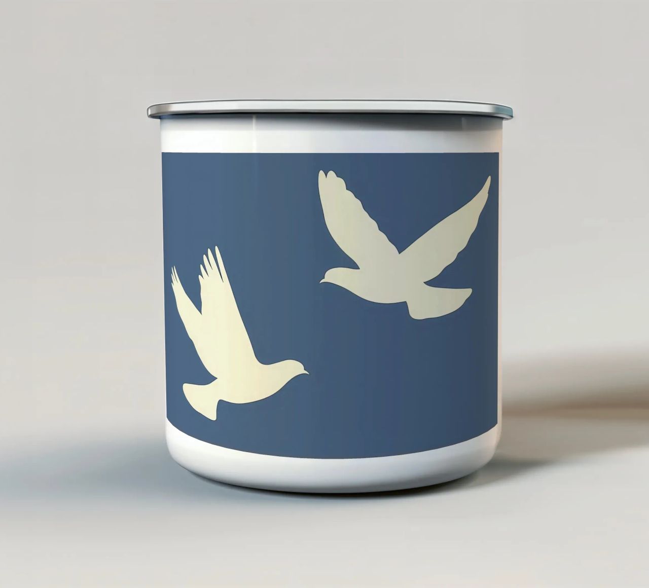 Minimal Zwei weiße Tauben im Flug Emaille Tasse von Karraker