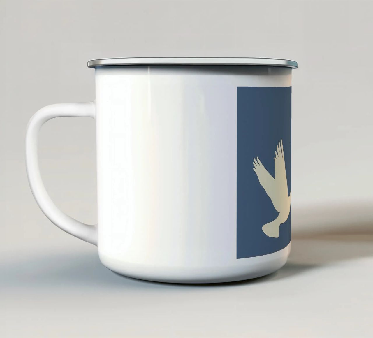 Minimal Zwei weiße Tauben im Flug Emaille Tasse von Karraker