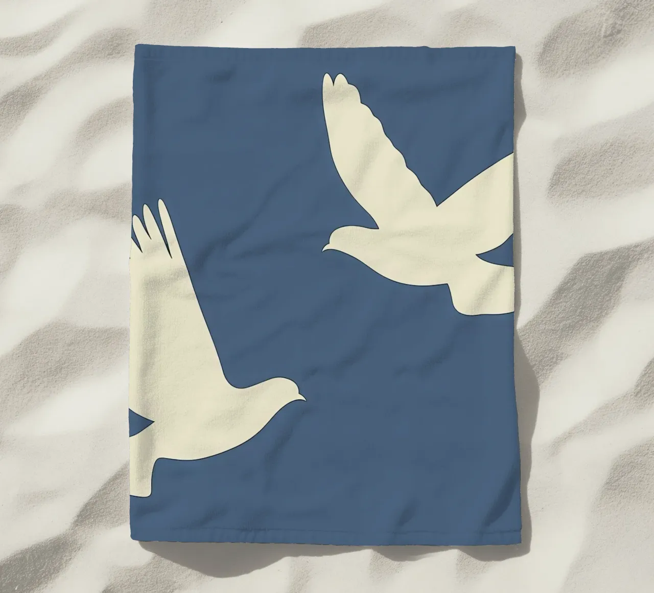 Minimal Twee witte duiven in de vlucht strandhanddoek van Karraker