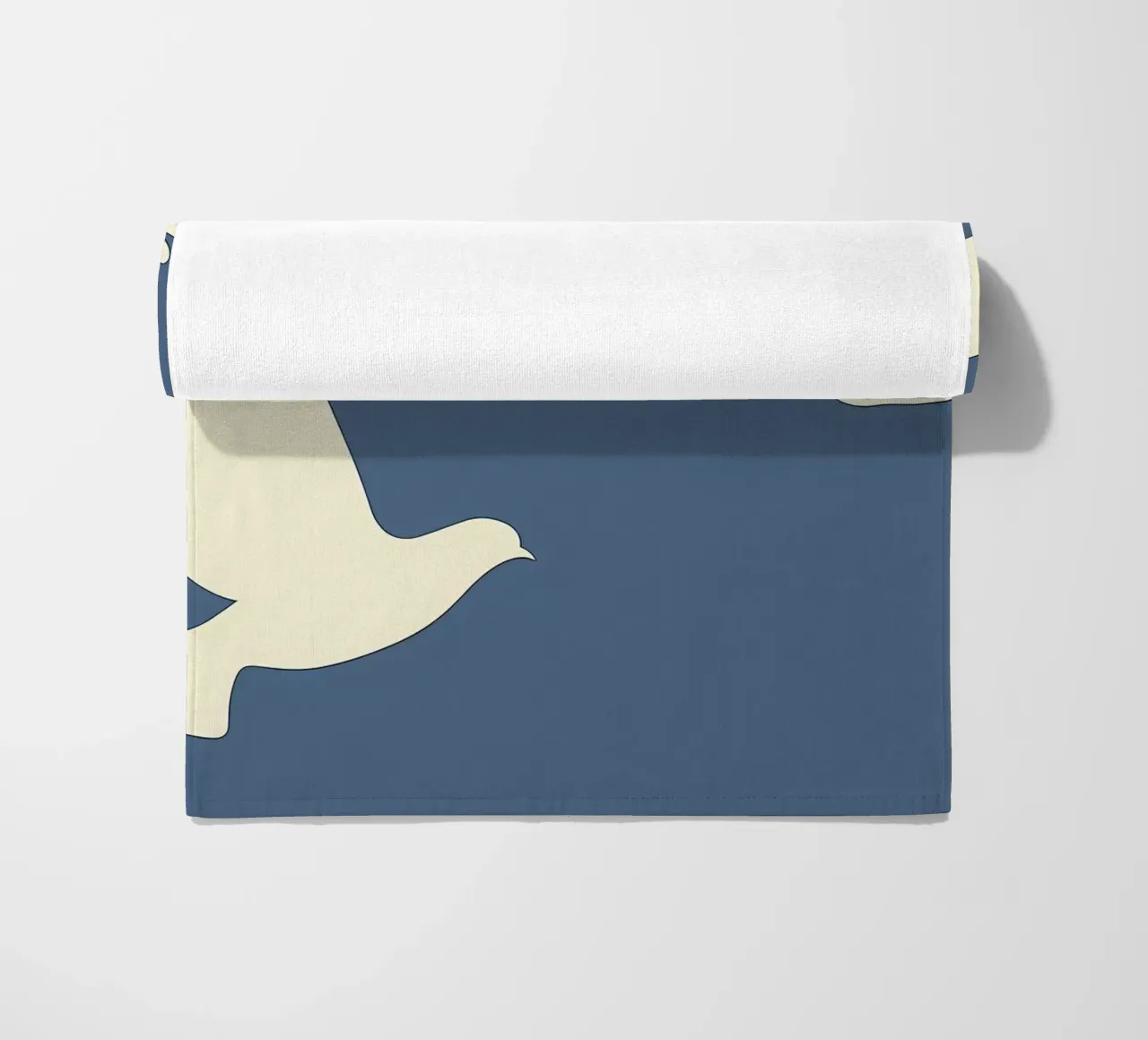 Minimal Twee witte duiven in de vlucht strandhanddoek van Karraker