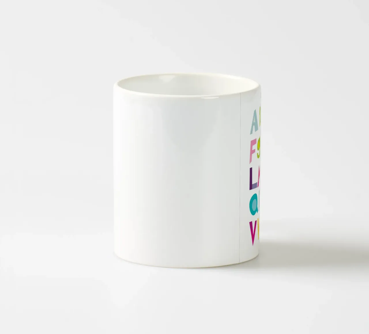 Alfabeto colorato tazza in ceramica da JaySan Studio
