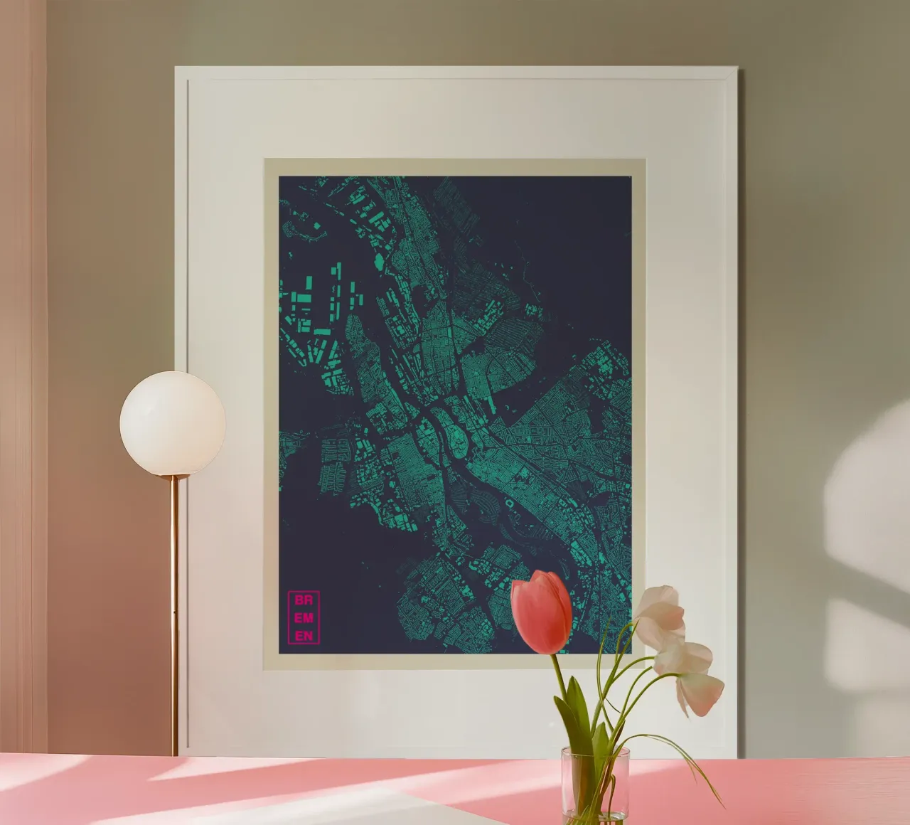 Nordlicht Map - Brême en cyan & magenta poster avec cadre en bois de MOOODZART
