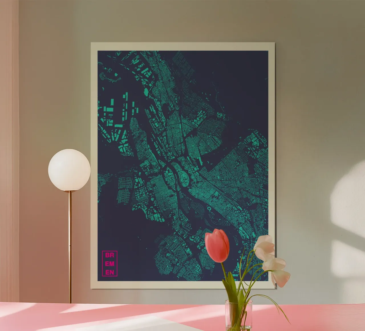 Nordlicht Map - Brême en cyan & magenta poster avec cadre en bois de MOOODZART