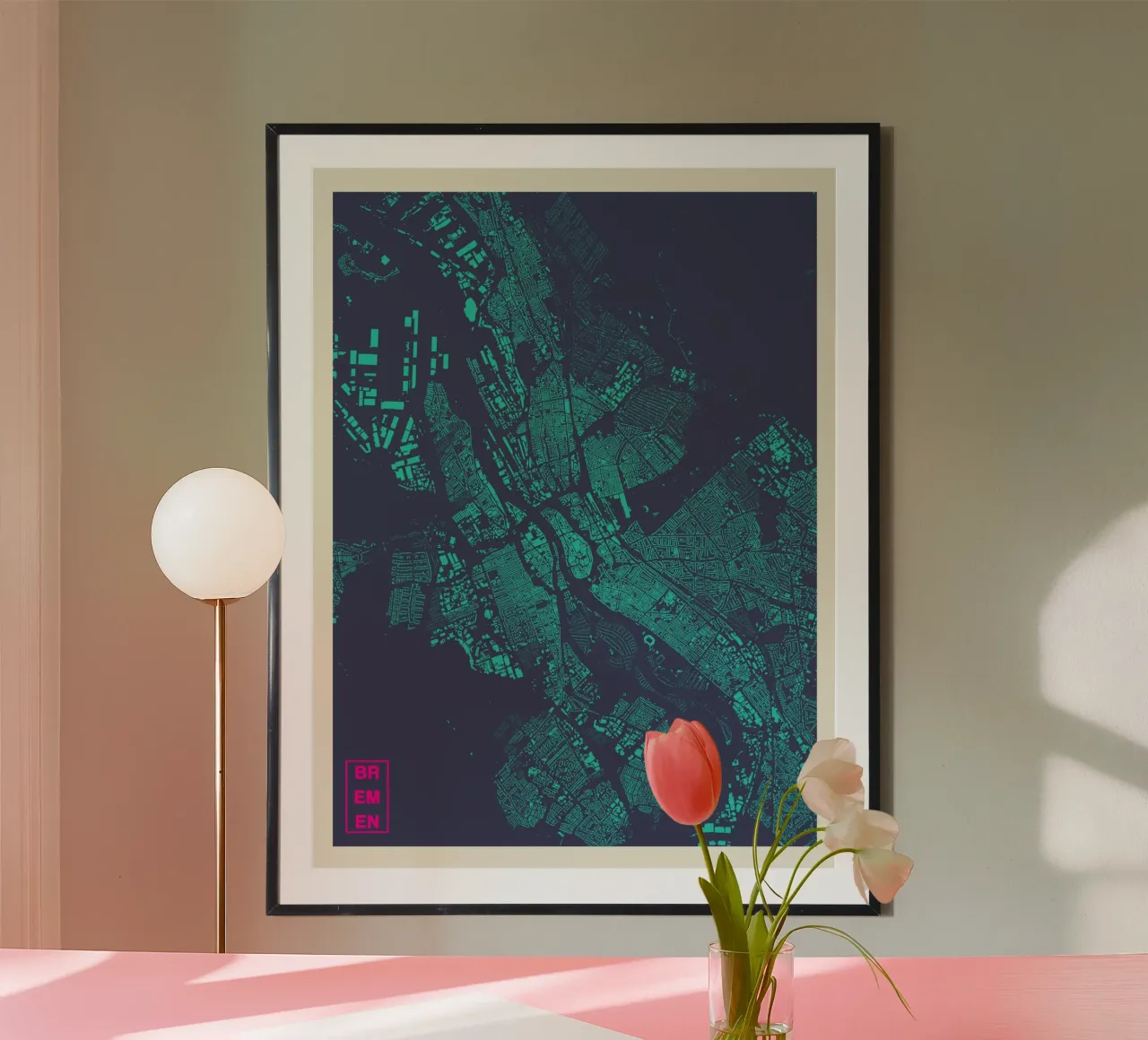 Nordlicht Map - Brême en cyan & magenta poster avec cadre en bois de MOOODZART