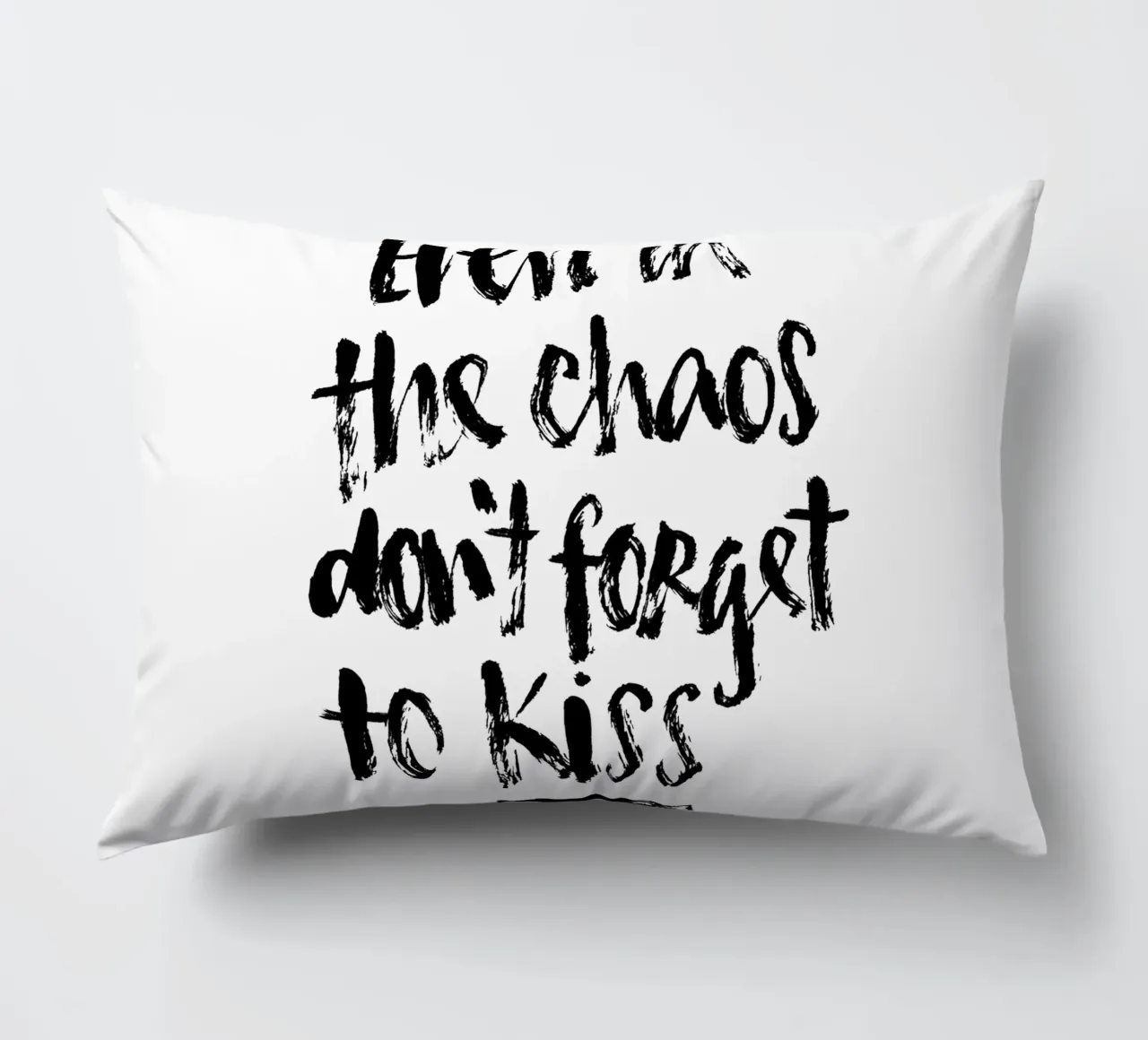Don't Forget to Kiss cuscino da Brushmeetspaper