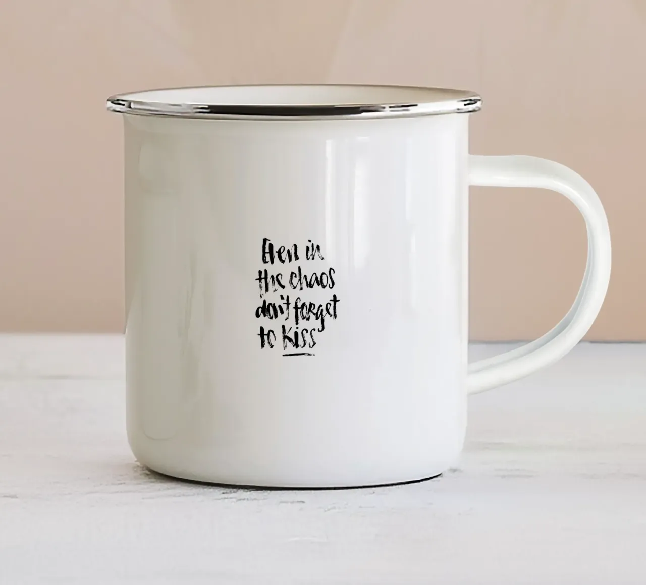 Don't Forget to Kiss tazza in smalto da Brushmeetspaper