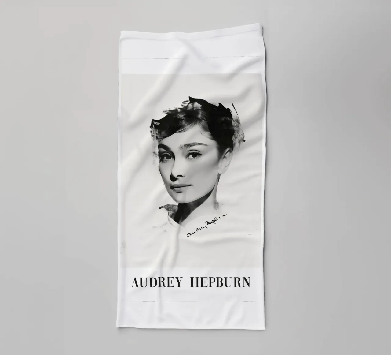 Audrey Hepburn, eleganza senza tempo asciugamano da bagno da Carinaprint