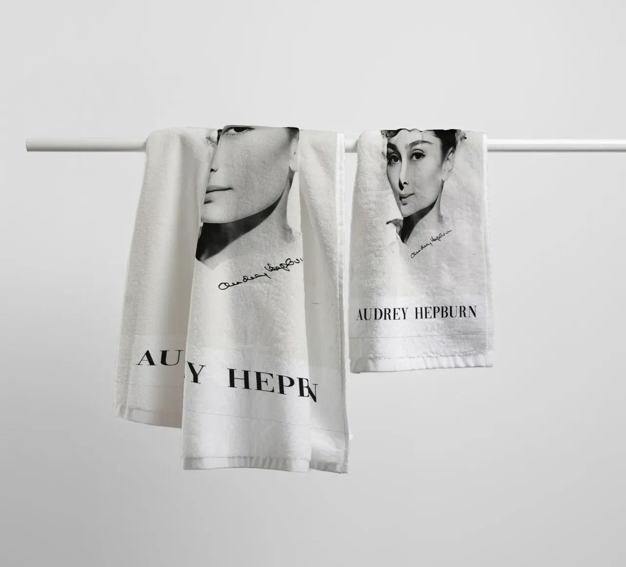 Audrey Hepburn, eleganza senza tempo asciugamano da bagno da Carinaprint