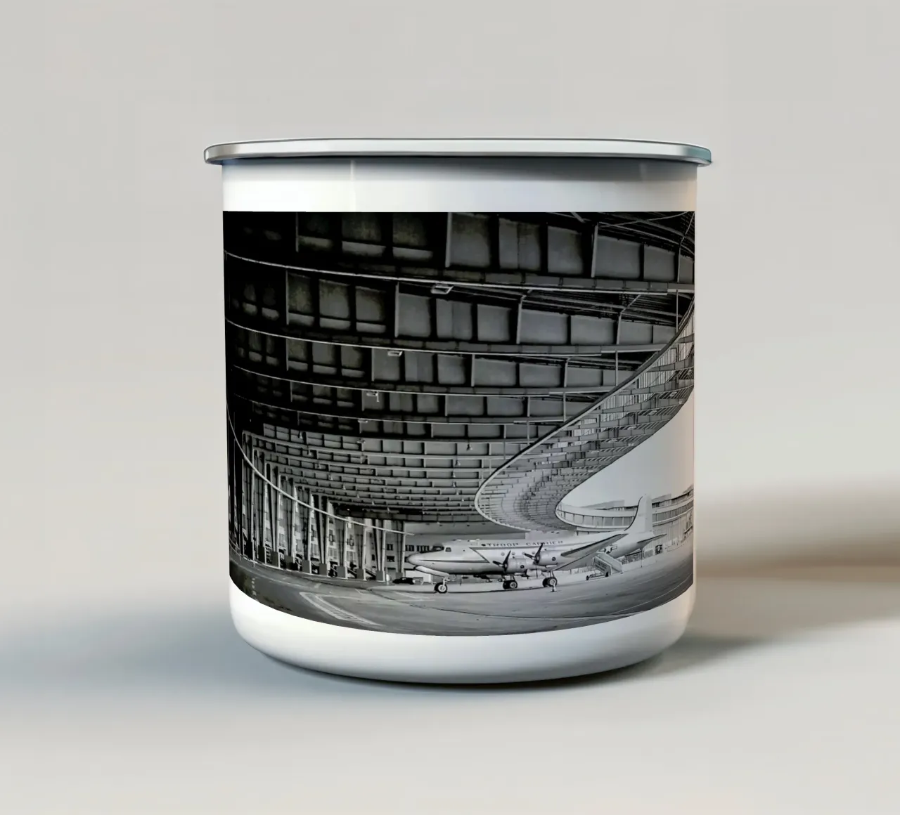 Airplane Hangar tazza in smalto da Babett Schultze