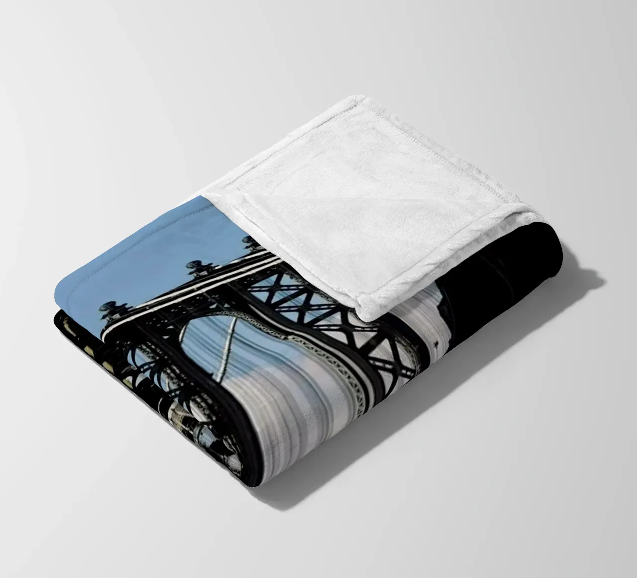 Bridge in Shadow coperta in pile da EyeEm Mobile GmbH