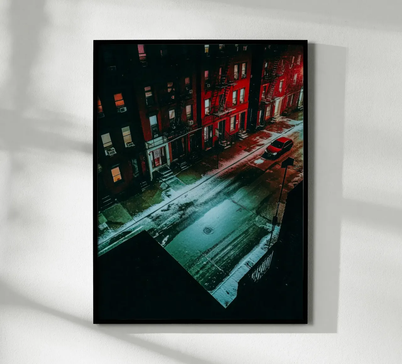 New York, solitaria di notte nella neve poster con telaio in legno da By Night