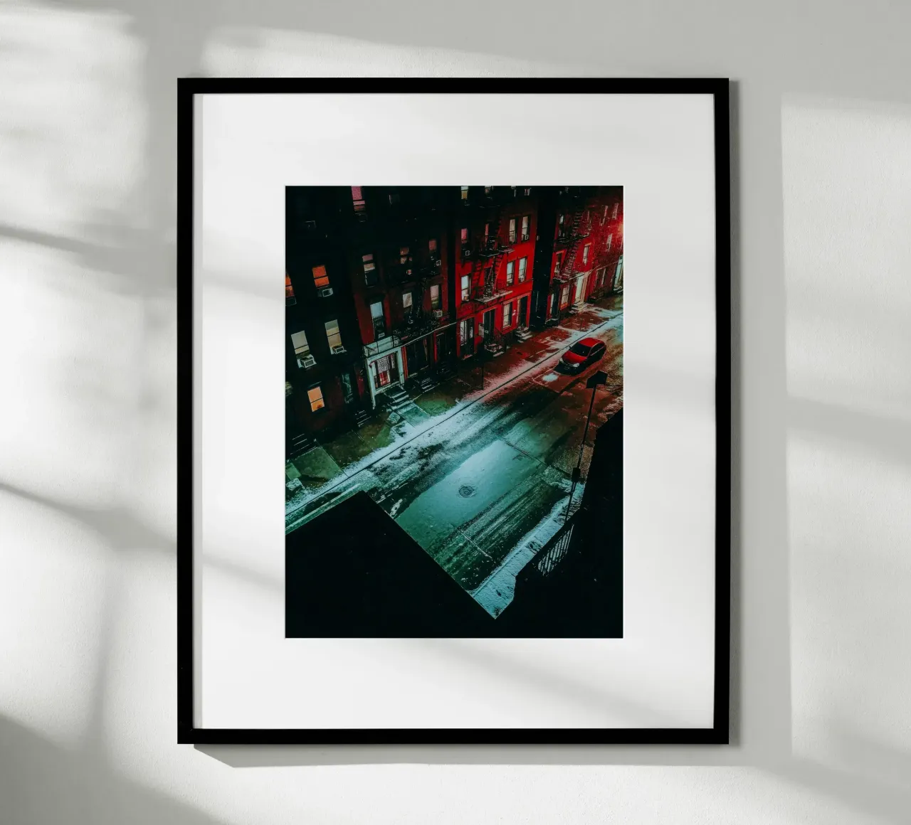 New York, solitaria di notte nella neve poster con telaio in legno da By Night