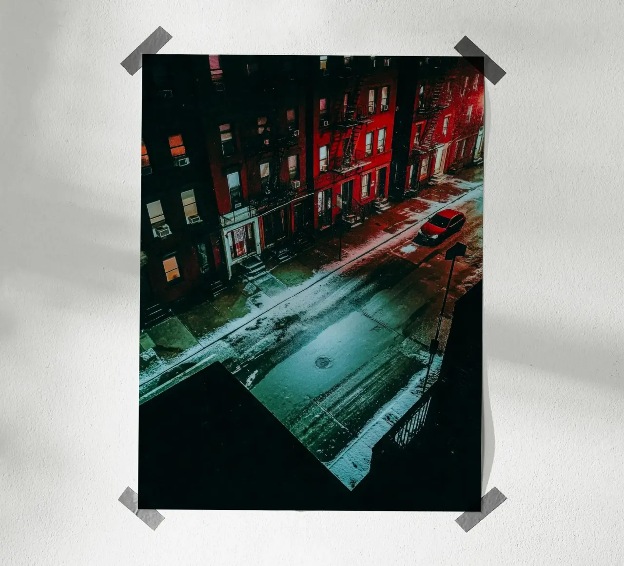 New York, solitaria di notte nella neve poster con telaio in legno da By Night