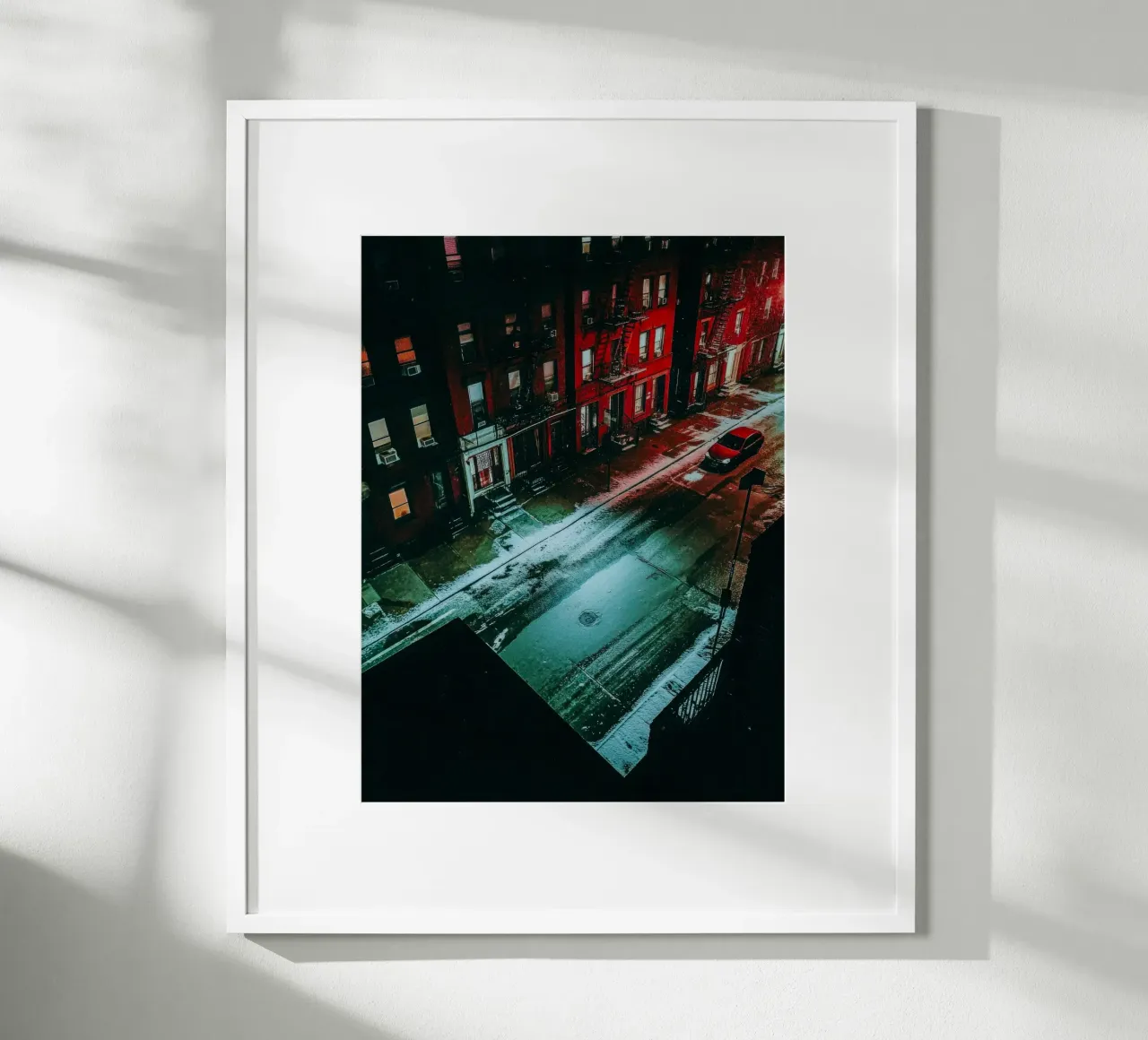 New York, solitaria di notte nella neve poster con telaio in legno da By Night