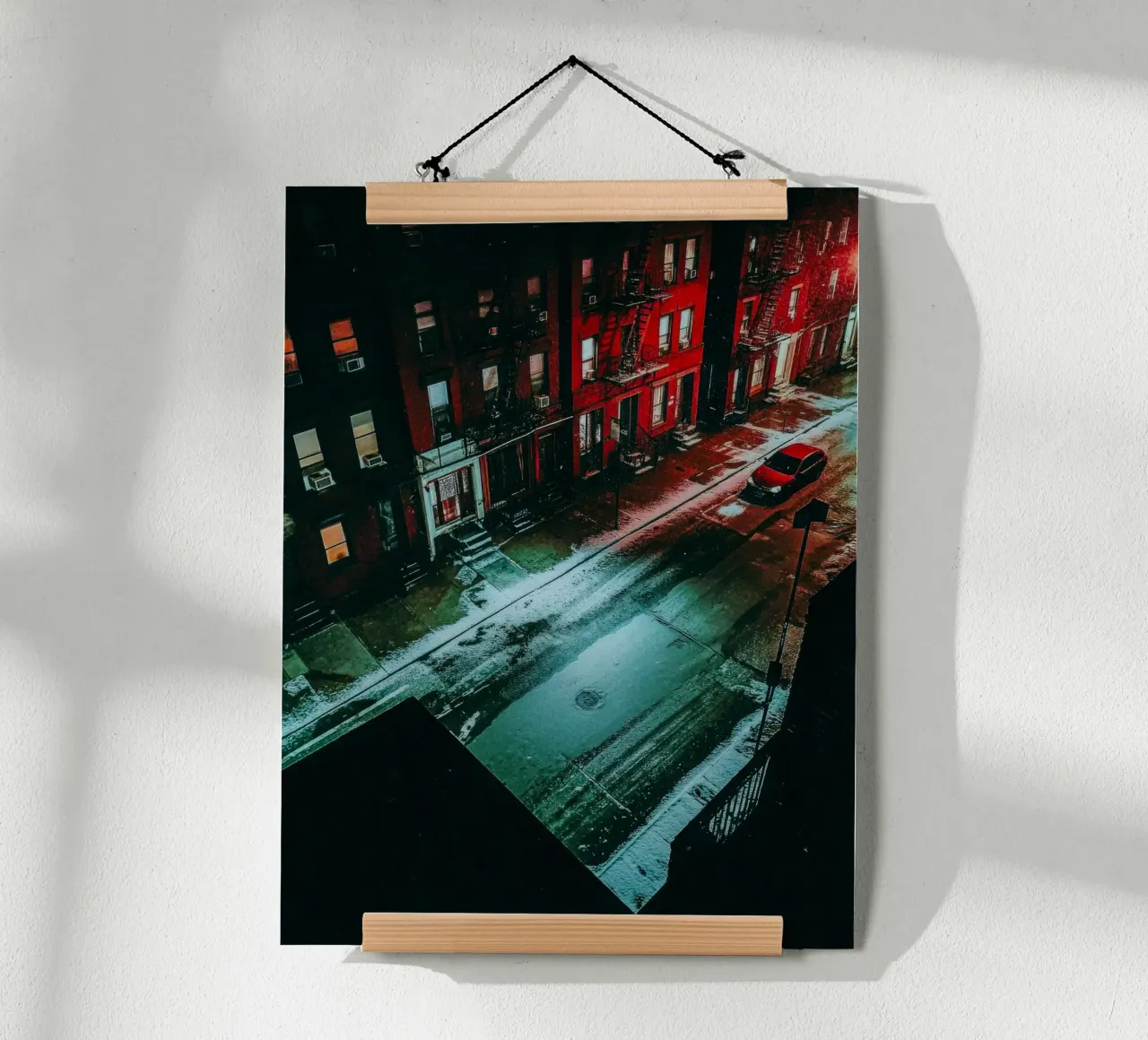 New York, solitaria di notte nella neve poster con telaio in legno da By Night