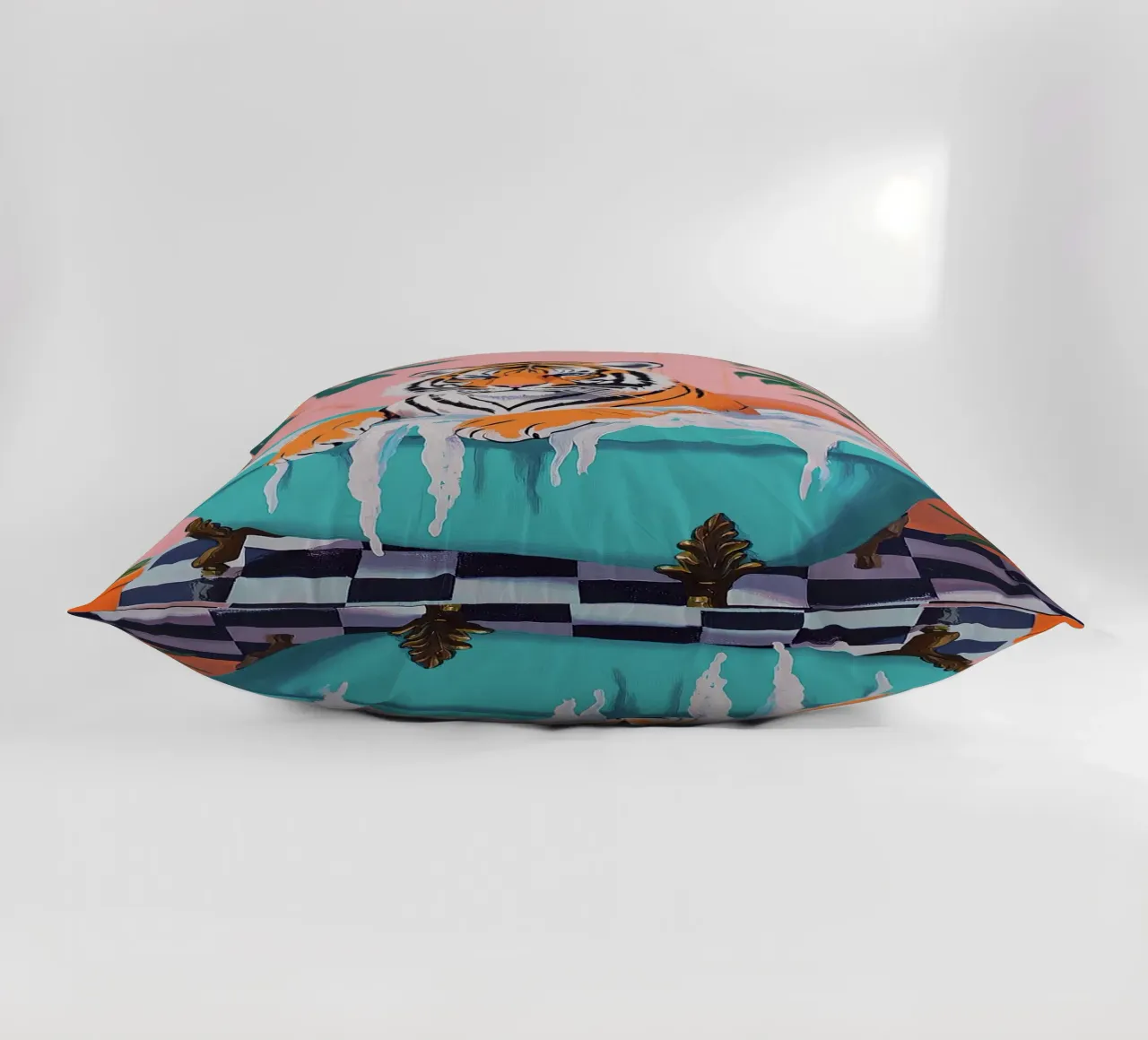 La tigre in bagno cuscino da Nikis Art Studio