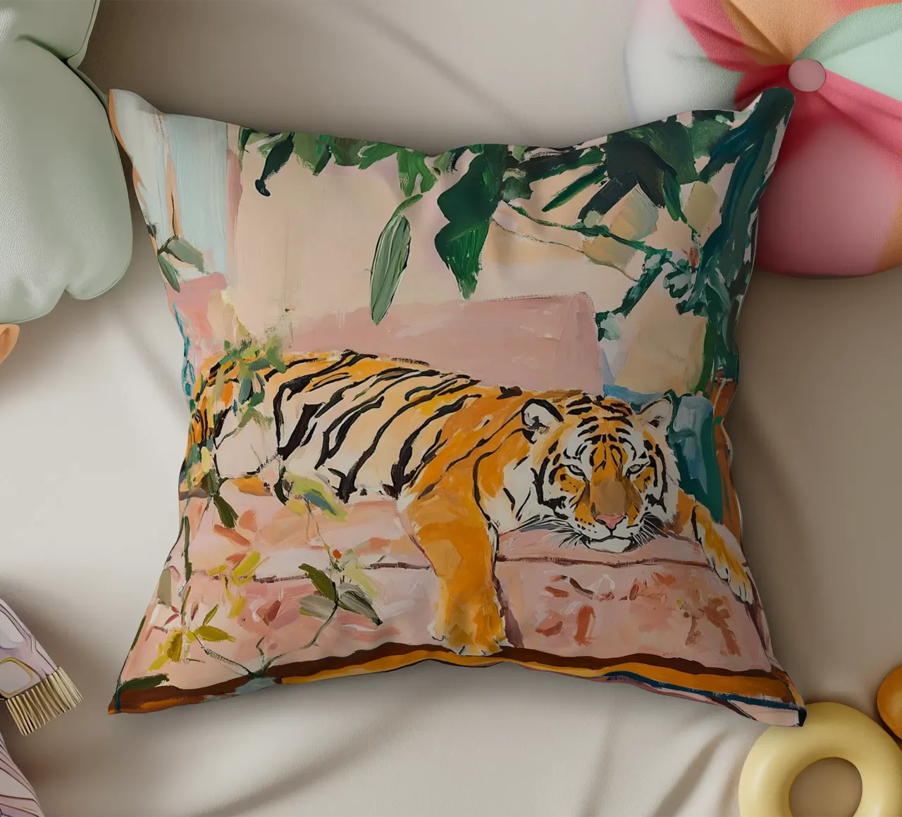 Una tigre sul divano cuscino da Nikis Art Studio