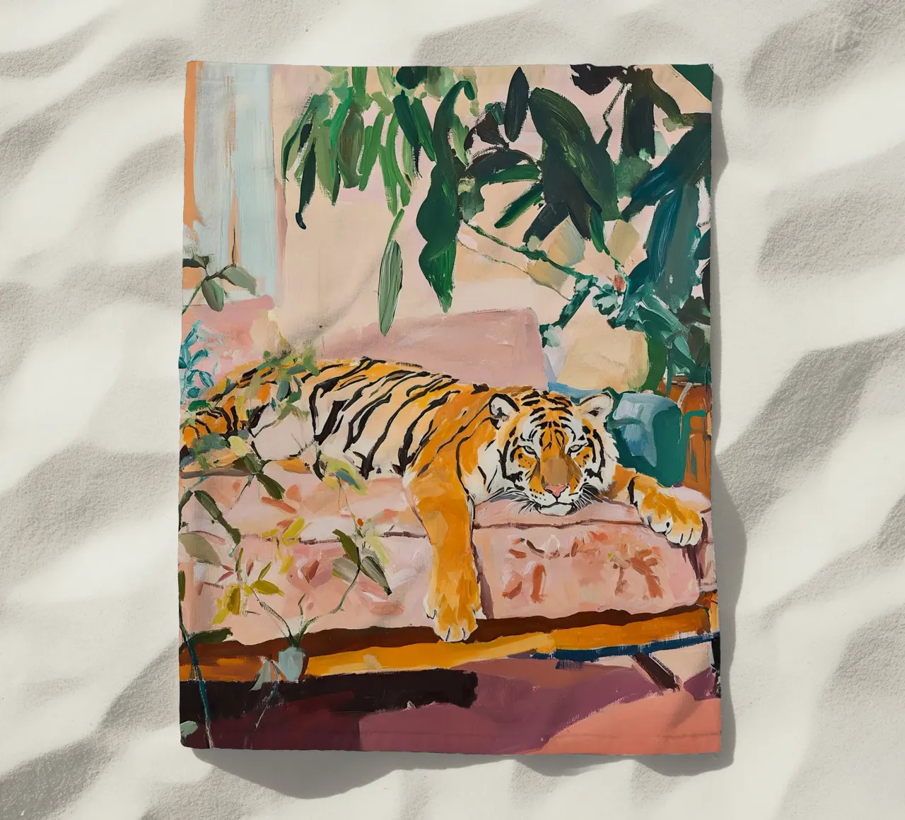 Una tigre sul divano telo mare da Nikis Art Studio