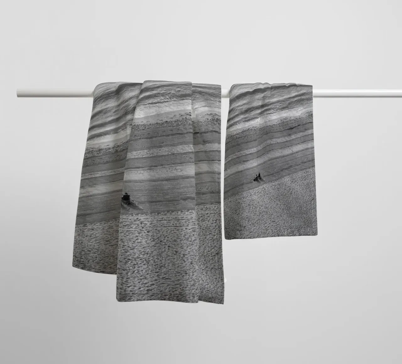 Vor dem Ansturm -morgens am Meer Handtuch von Barbara Buderath Fotodesign