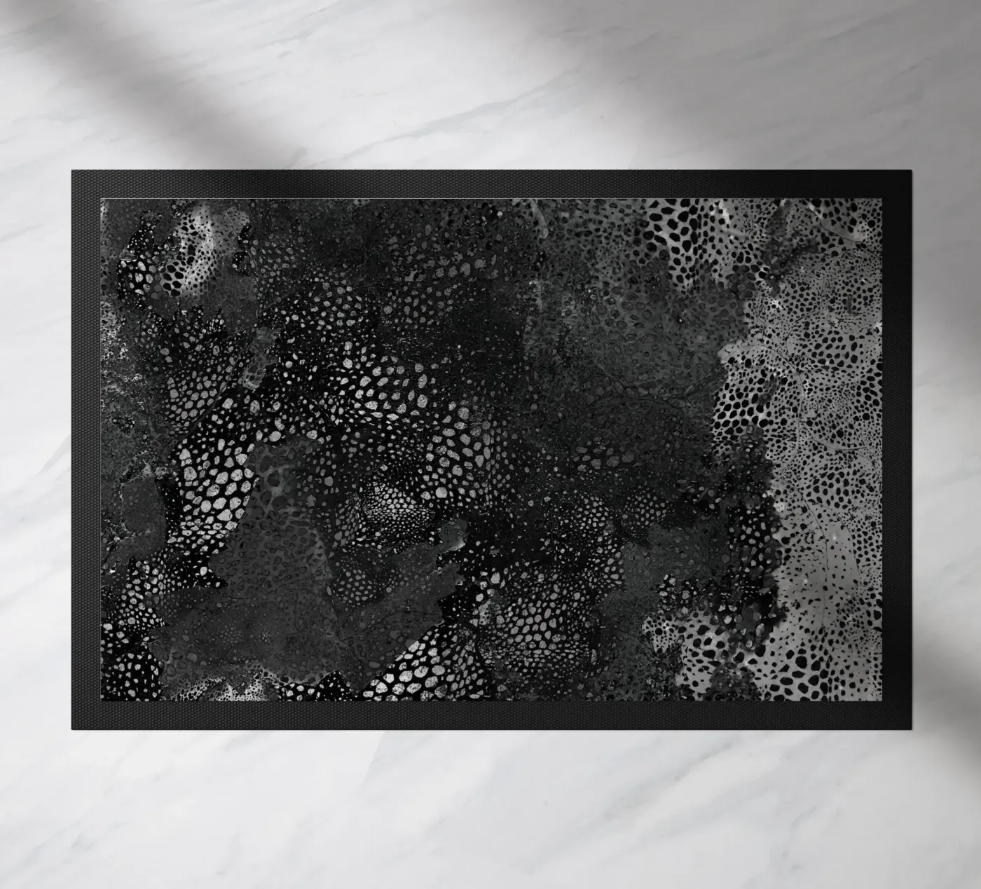 carbon1 Fußmatte von Giulio Iurissevich