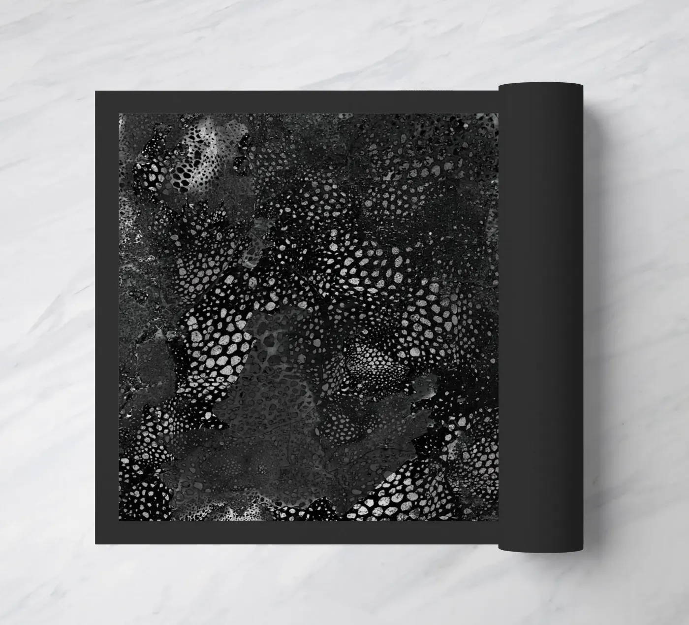 carbon1 Fußmatte von Giulio Iurissevich