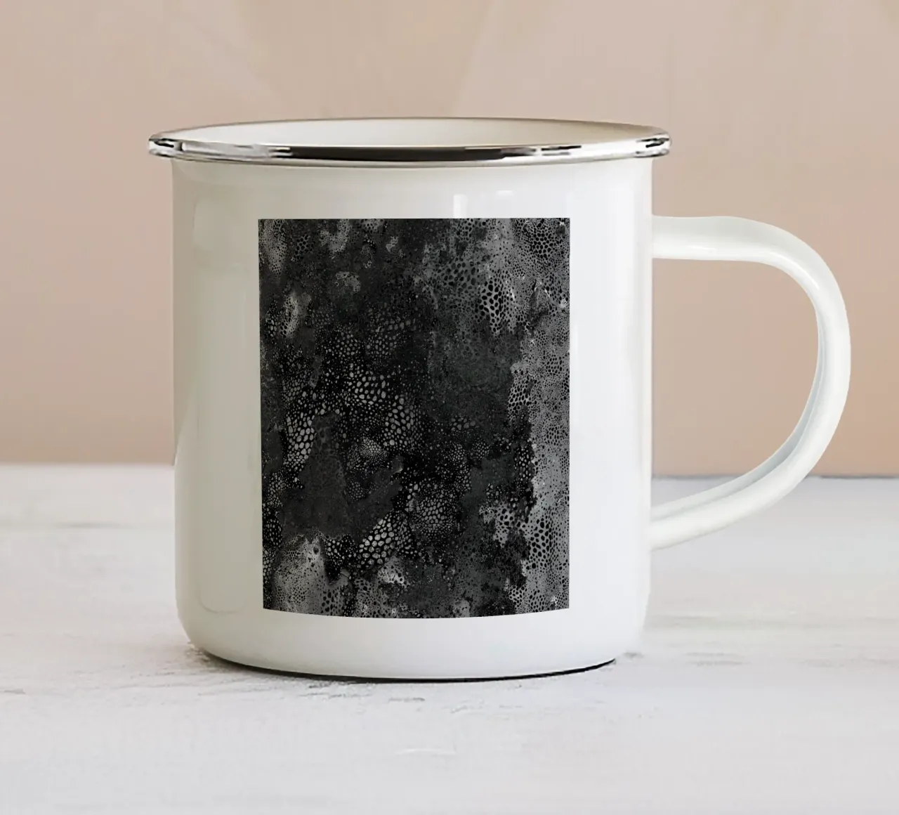 carbonio1 tazza in smalto da Giulio Iurissevich