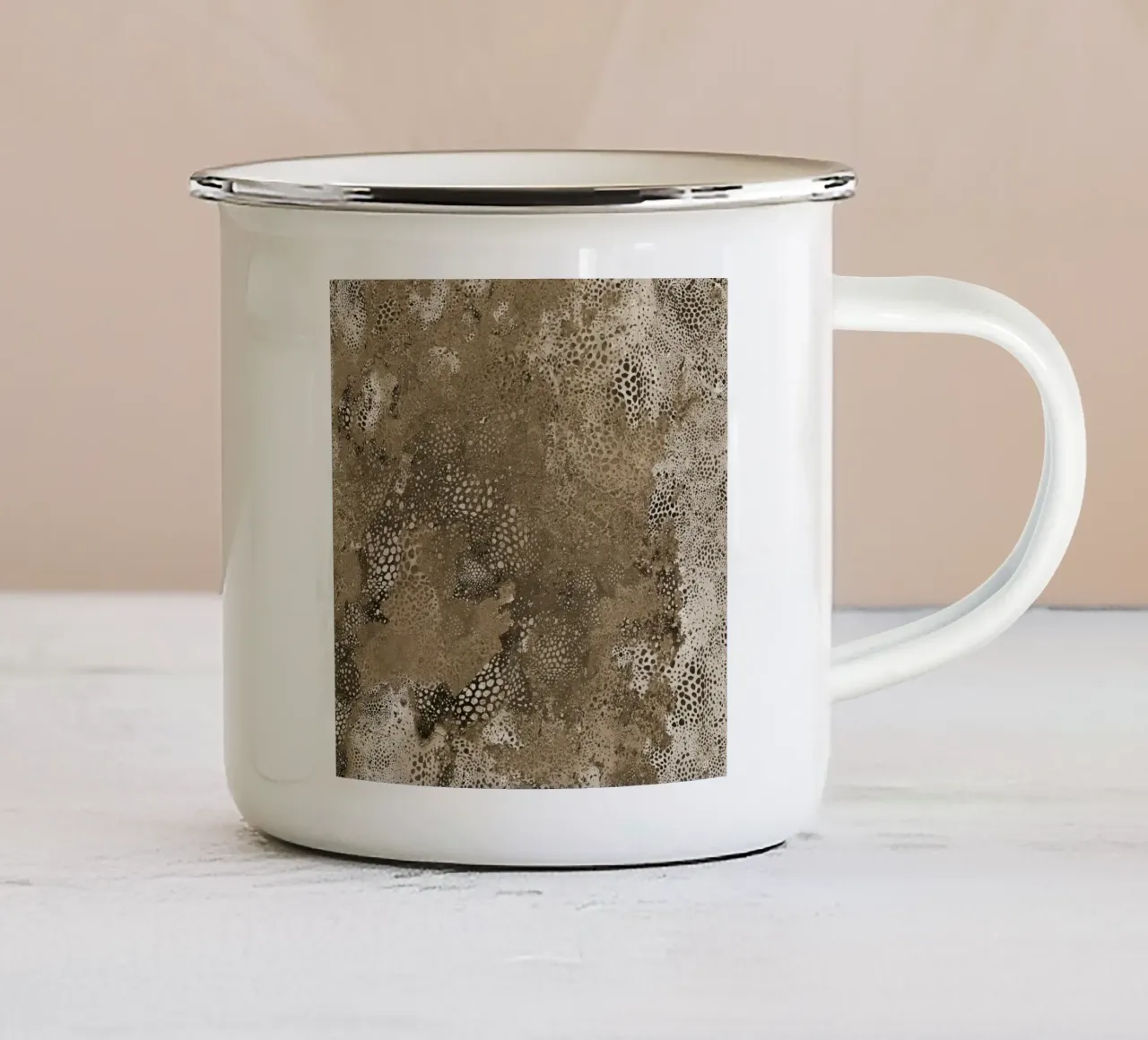 pelle marrone tazza in smalto da Giulio Iurissevich