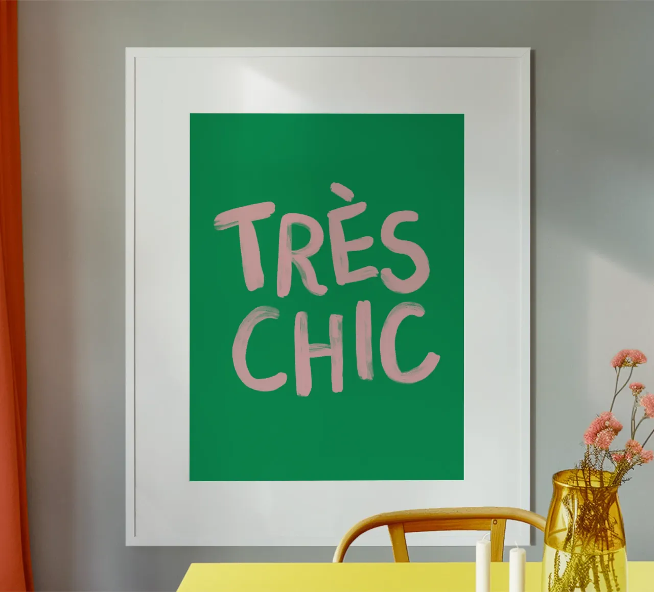 Tres Chic Elegante francese dipinto a mano Typogrphy poster con telaio in plastica da THE MOTIVATED TYPE