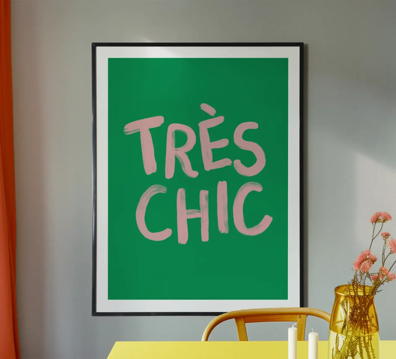 Tres Chic Elegante francese dipinto a mano Typogrphy poster con telaio in plastica da THE MOTIVATED TYPE