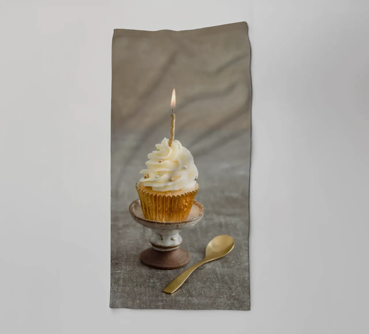 Cupcake d'oro con candela asciugamano da bagno da foodphotolove