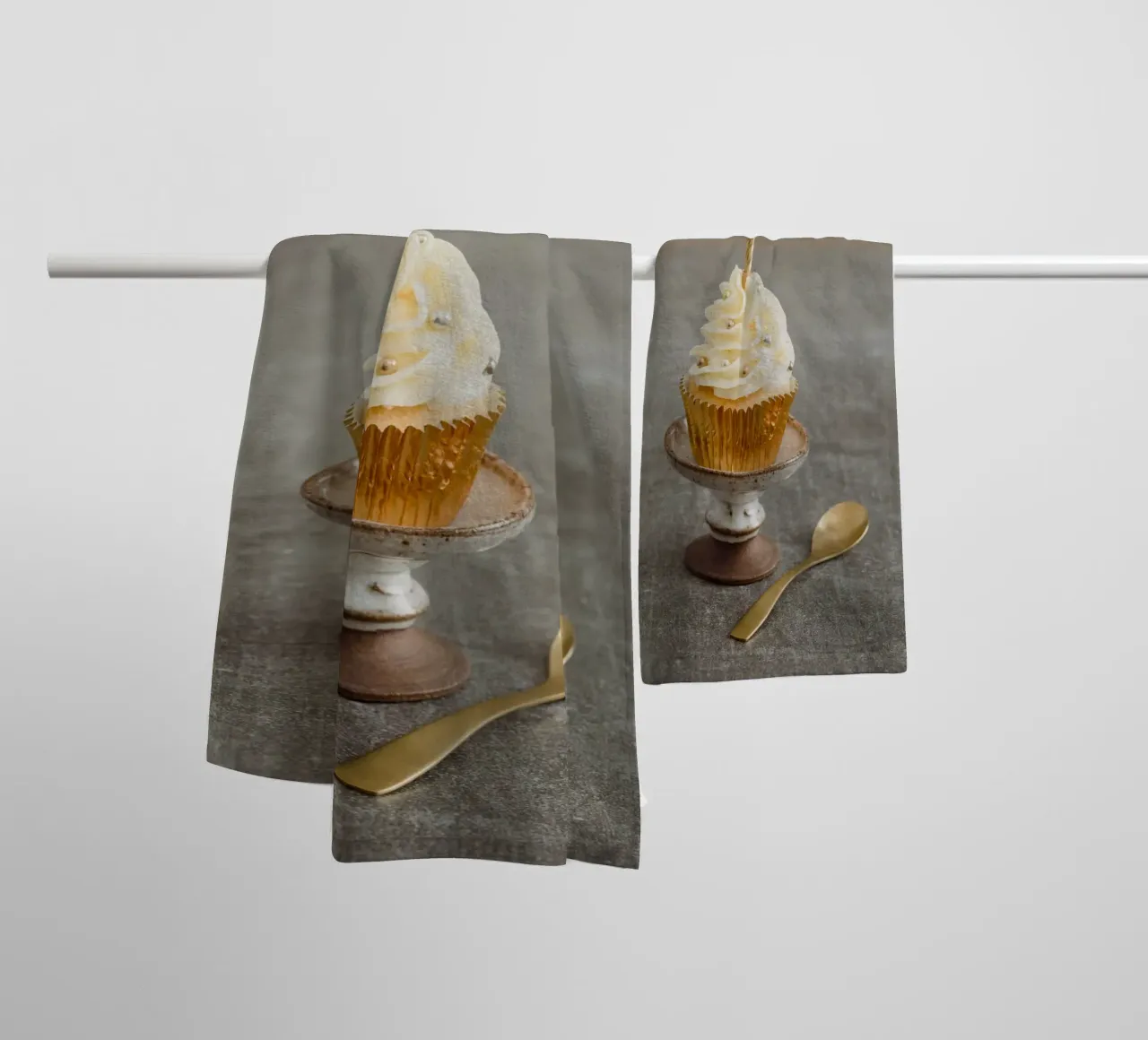 Cupcake d'oro con candela asciugamano da bagno da foodphotolove
