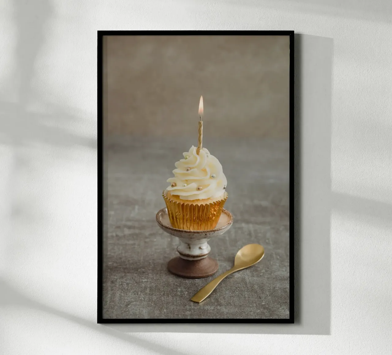 Gold Cupcake mit Kerze Poster mit Holzrahmen von foodphotolove