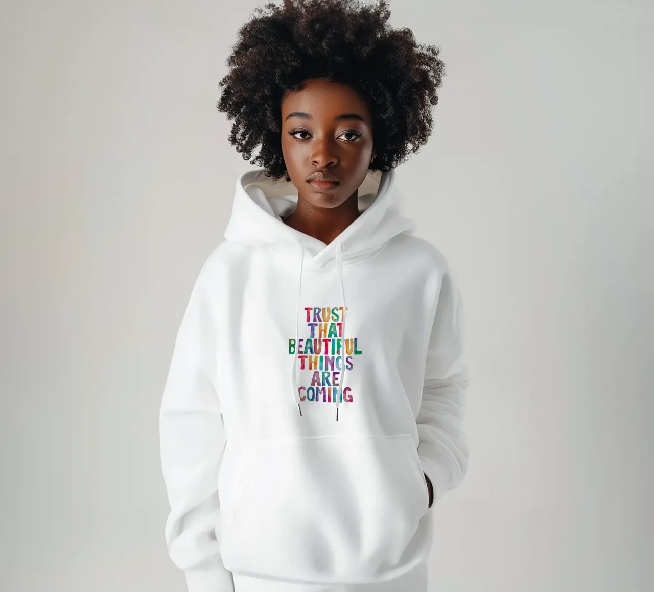 Fiducia che le cose belle stanno arrivando Tipografia arcobaleno felpa con cappuccio da THE MOTIVATED TYPE