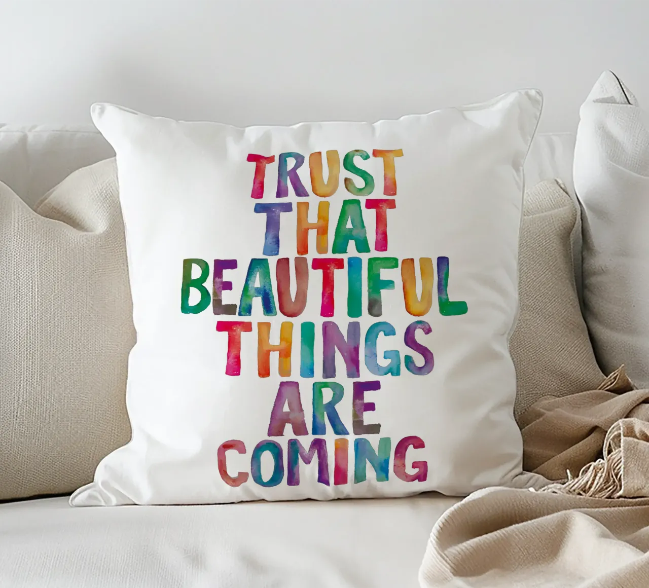 Fiducia che le cose belle stanno arrivando Tipografia arcobaleno cuscino da THE MOTIVATED TYPE