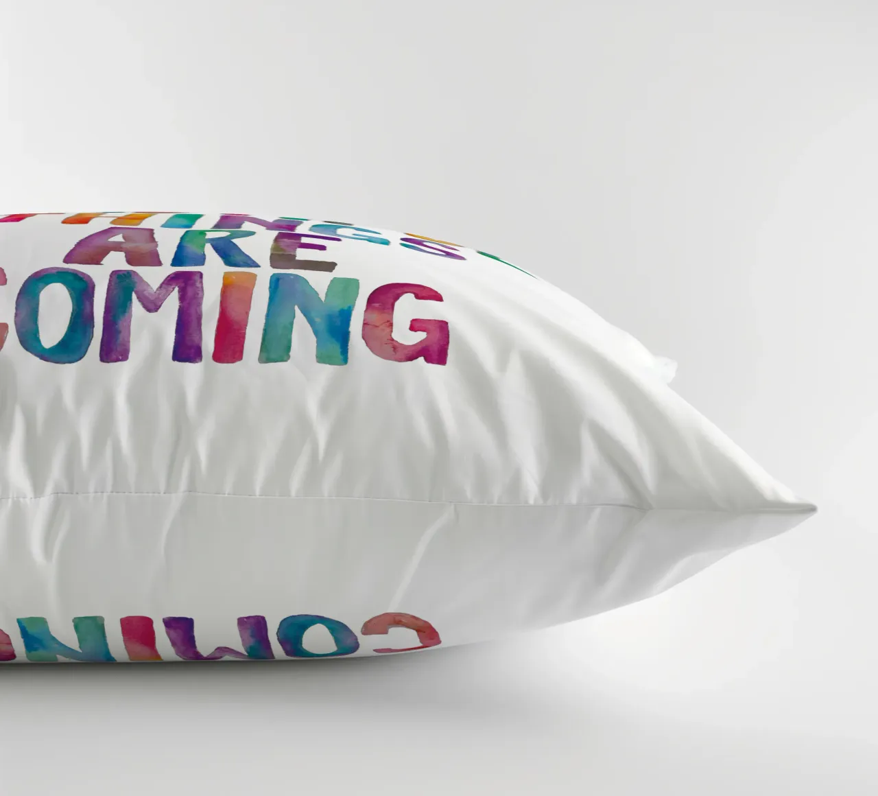 Fiducia che le cose belle stanno arrivando Tipografia arcobaleno cuscino da THE MOTIVATED TYPE