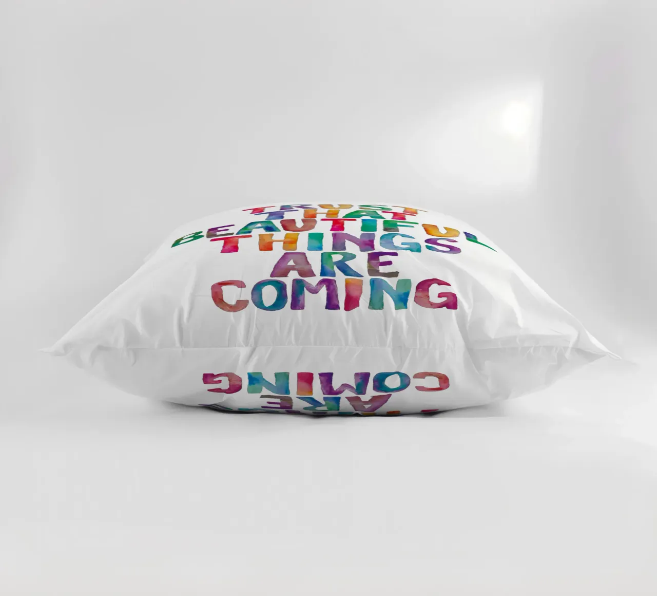 Fiducia che le cose belle stanno arrivando Tipografia arcobaleno cuscino da THE MOTIVATED TYPE