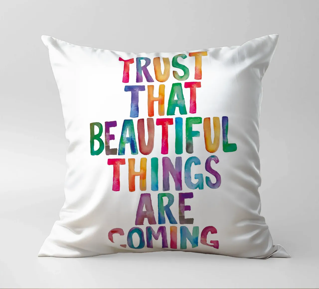 Fiducia che le cose belle stanno arrivando Tipografia arcobaleno cuscino da THE MOTIVATED TYPE