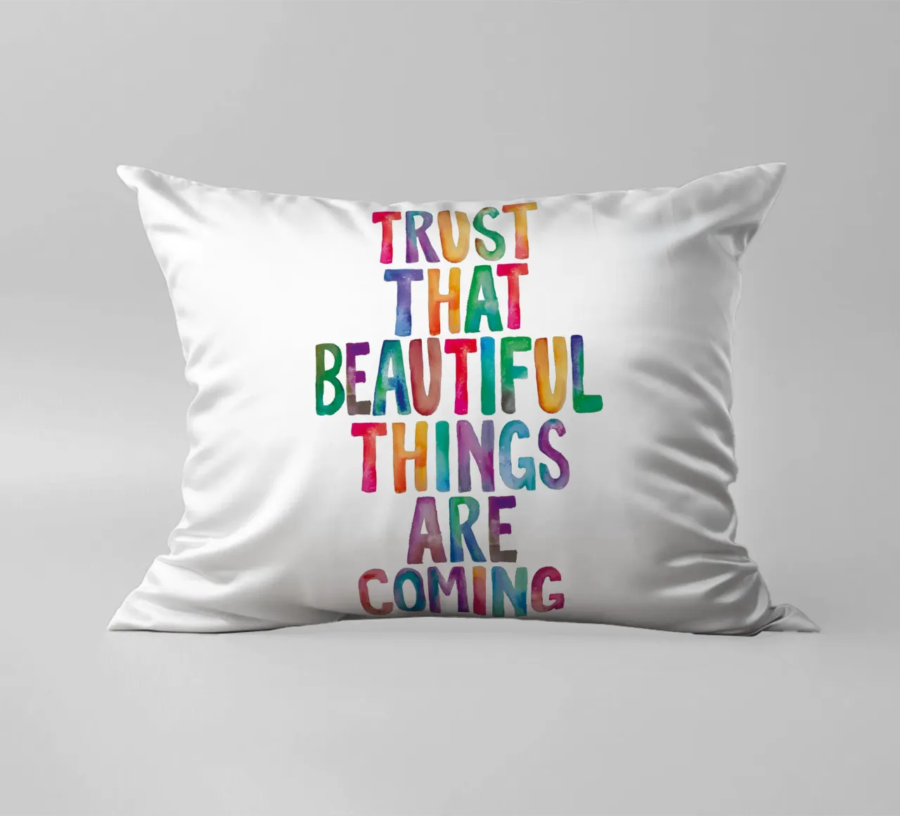 Fiducia che le cose belle stanno arrivando Tipografia arcobaleno cuscino da THE MOTIVATED TYPE