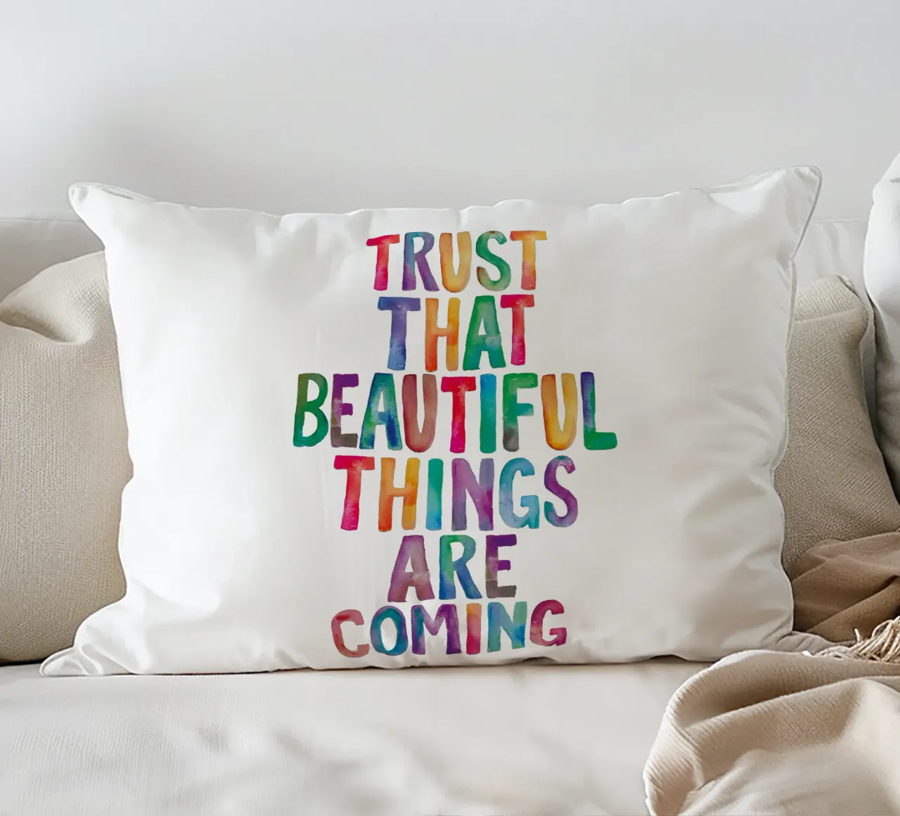 Fiducia che le cose belle stanno arrivando Tipografia arcobaleno cuscino da THE MOTIVATED TYPE