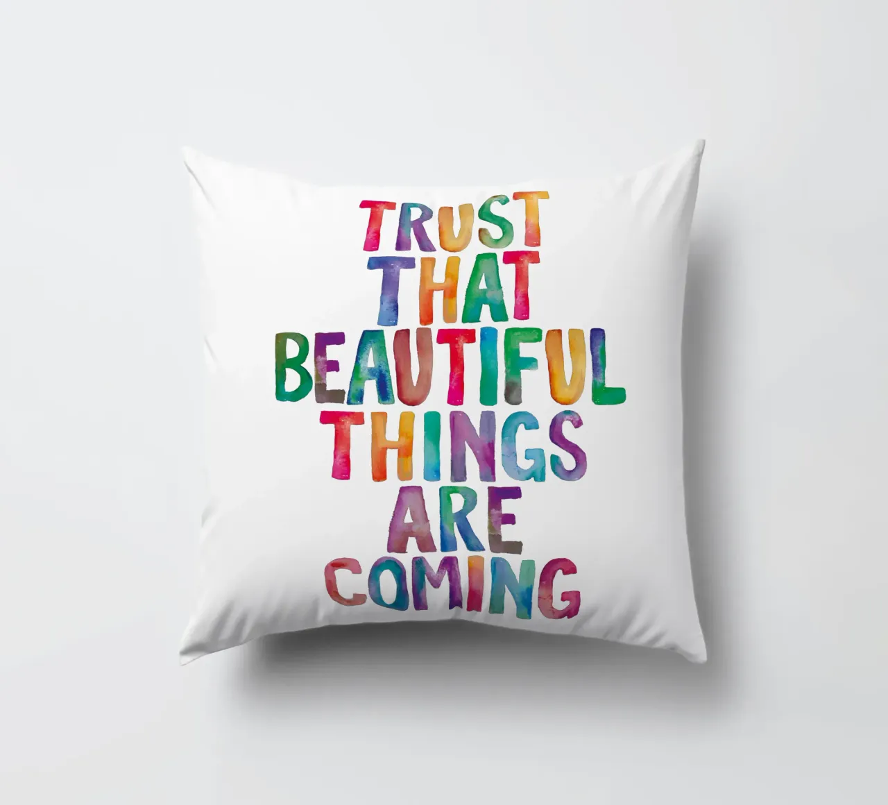 Fiducia che le cose belle stanno arrivando Tipografia arcobaleno cuscino da THE MOTIVATED TYPE