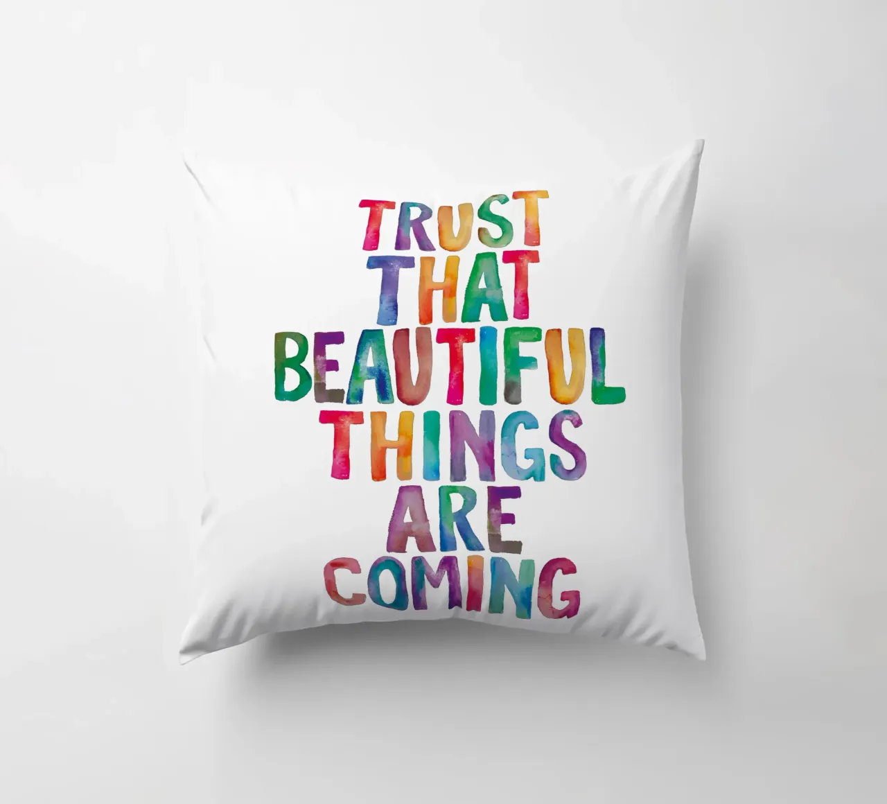 Fiducia che le cose belle stanno arrivando Tipografia arcobaleno cuscino da THE MOTIVATED TYPE