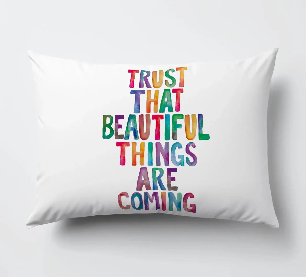 Fiducia che le cose belle stanno arrivando Tipografia arcobaleno cuscino da THE MOTIVATED TYPE